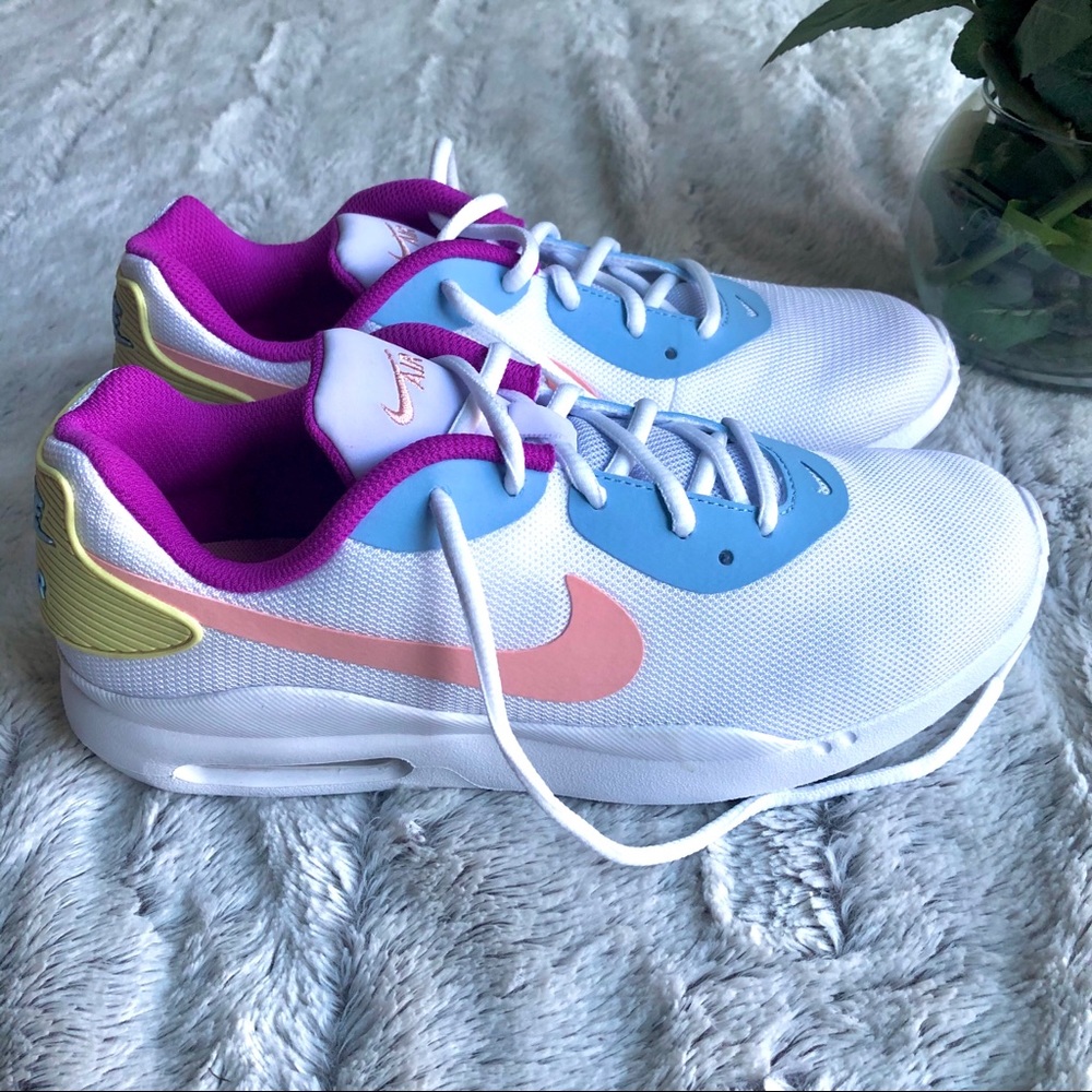 Nike Womens Air Max Oketo Sneakers Sz 8.5 - Picture 2 of 5